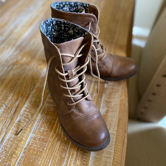 Shoes - Brown lace up boot- size 6.5